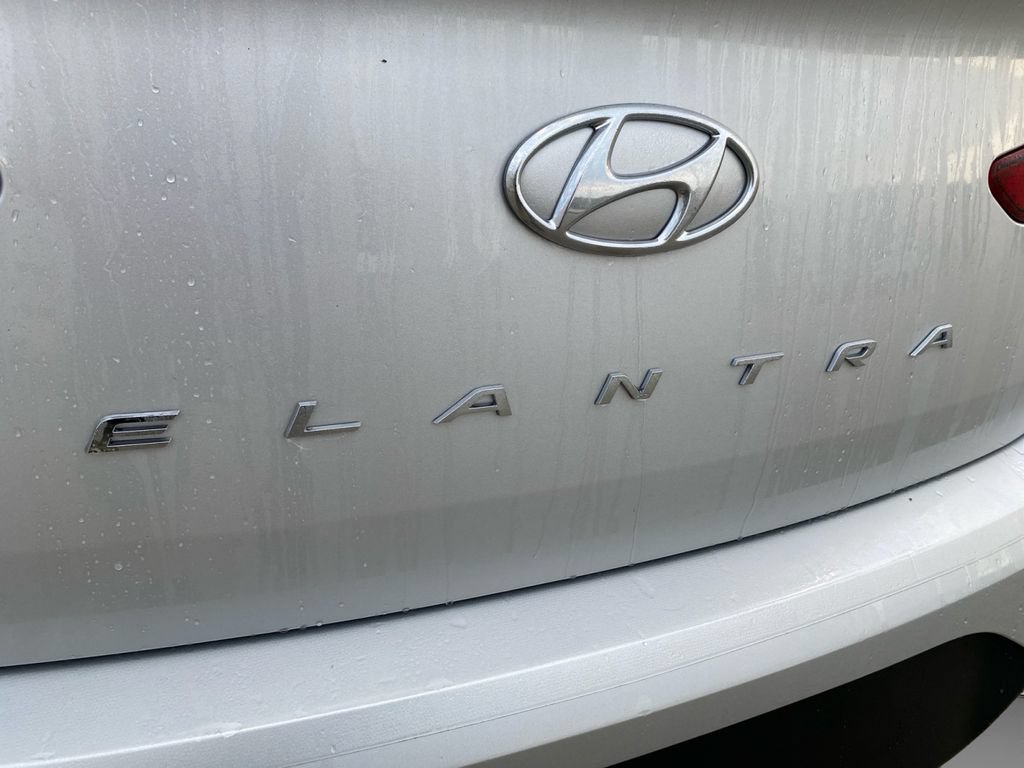Used 2019 Hyundai Elantra SE w/ Cargo Package FWD image 17