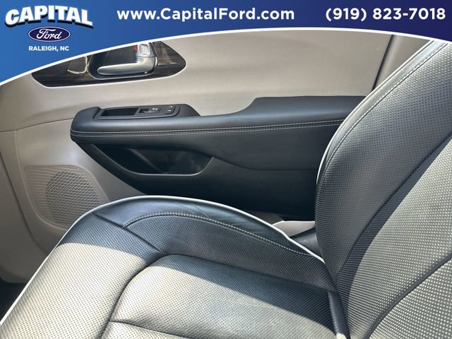 Used 2024 Chrysler Pacifica Limited FWD image 28