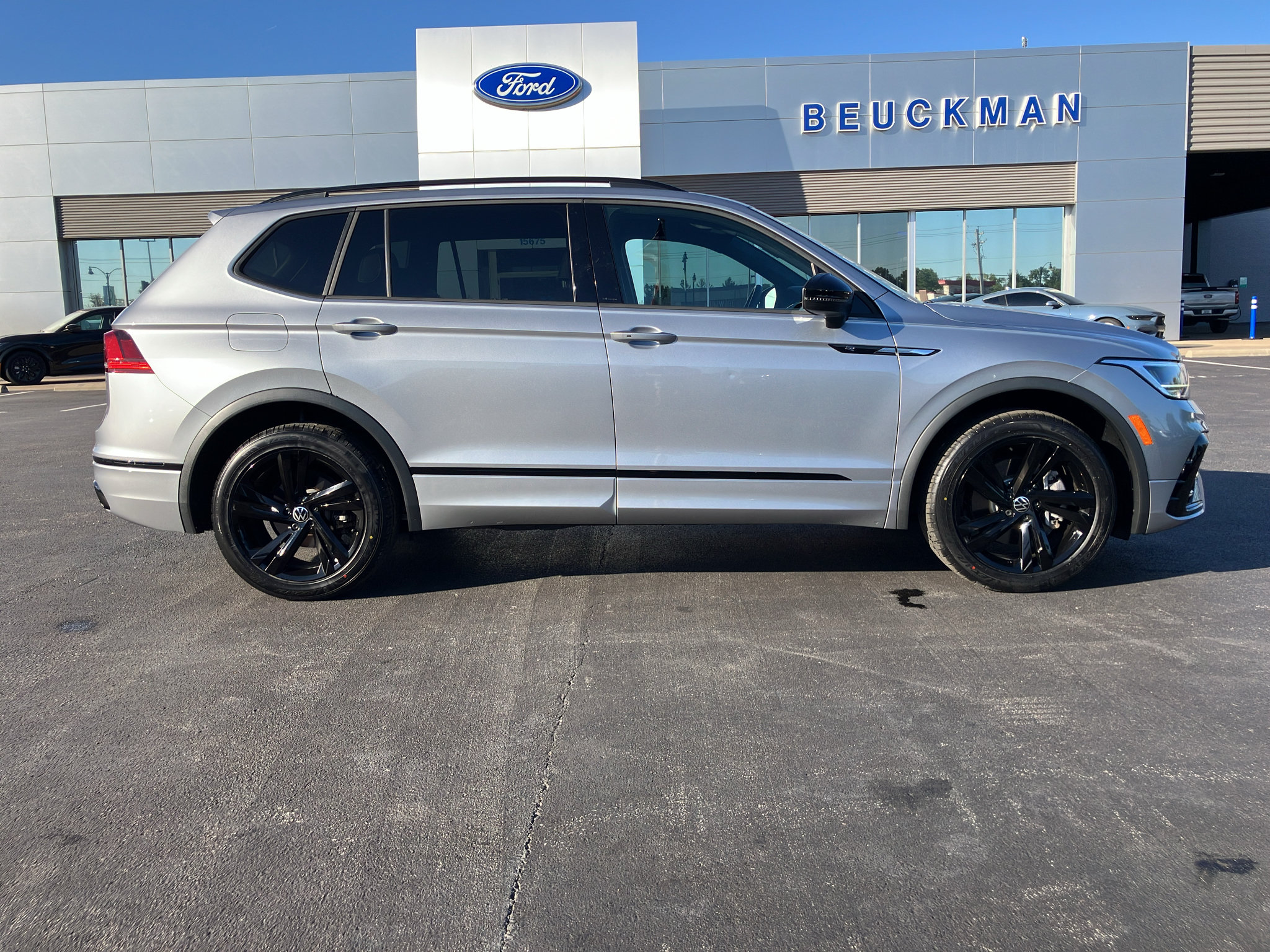 Used 2023 Volkswagen Tiguan SE R-Line FWD image 7