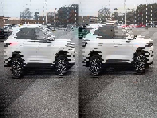 Certified 2024 Ford Escape SE w/ PHEV Premium Package image 3