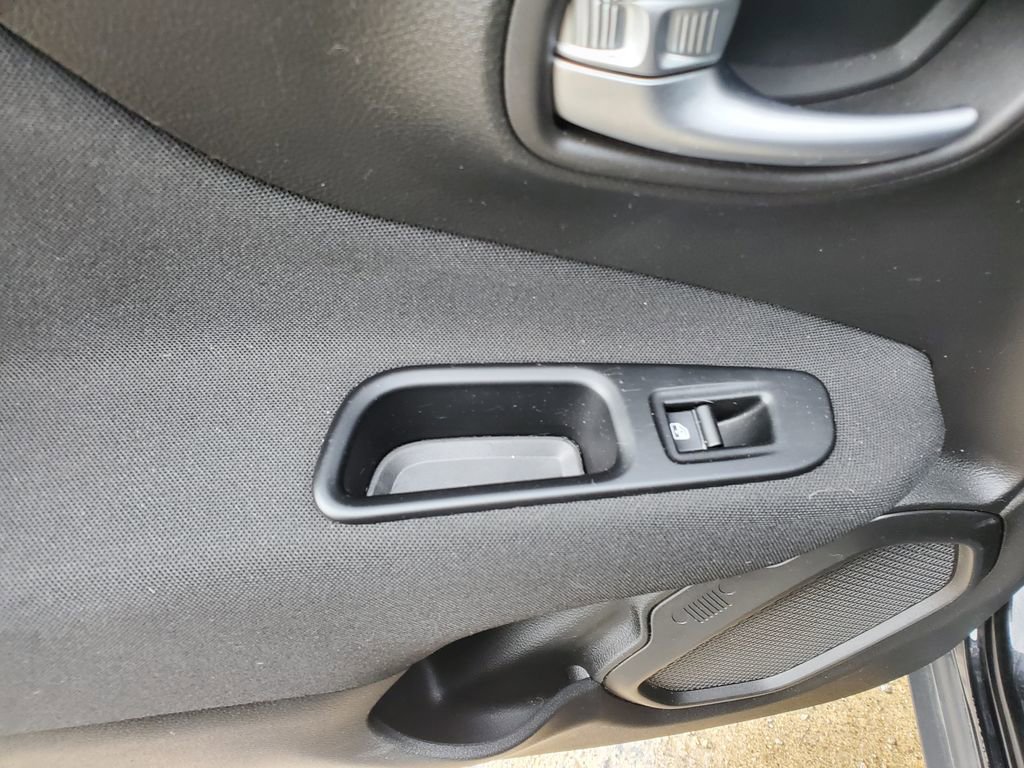 Used 2019 Jeep Renegade Latitude w/ Cold Weather Group image 12