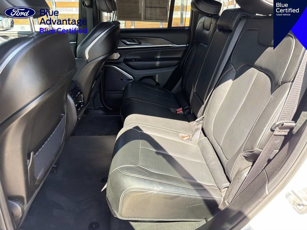 Used 2022 Jeep Grand Cherokee Overland w/ Advanced Protech Group III AWD/4WD image 17