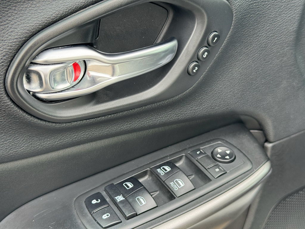 Used 2020 Jeep Cherokee Limited FWD image 24