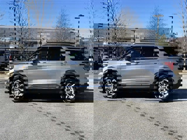 Certified 2025 Ford Explorer Active image 2
