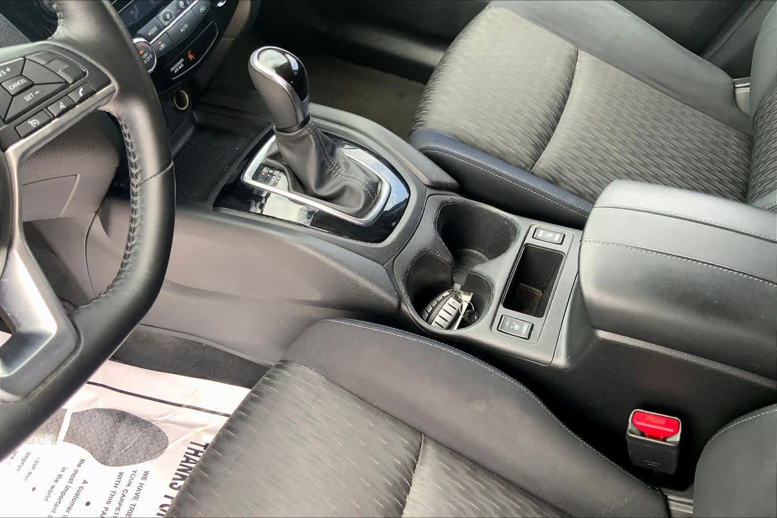 Used 2018 Nissan Rogue SV FWD image 17