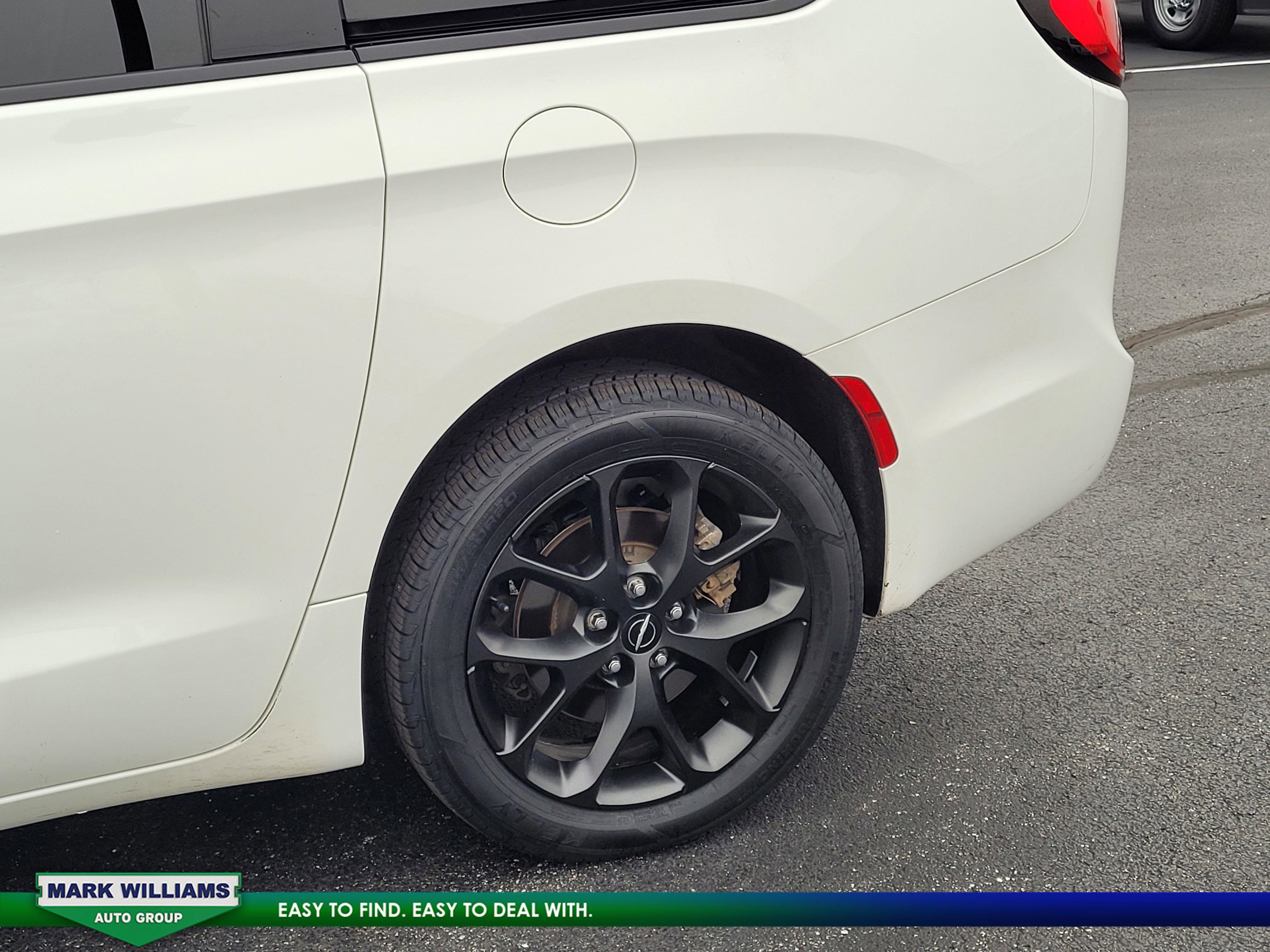 Used 2023 Chrysler Pacifica Touring-L w/ S Appearance Package image 10