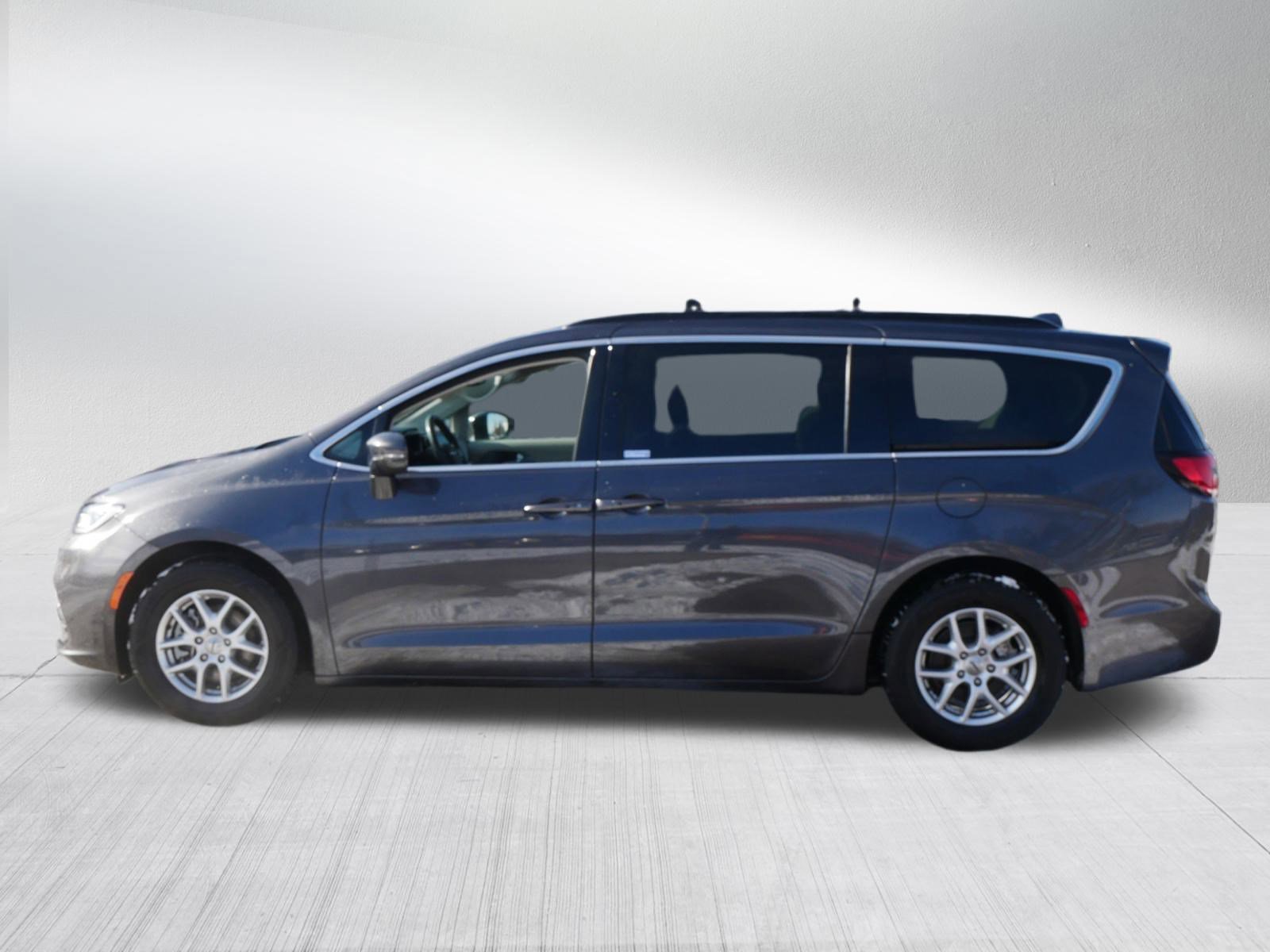Used 2022 Chrysler Pacifica Touring-L image 2