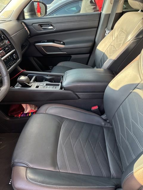 Used 2024 Nissan Pathfinder Platinum image 5