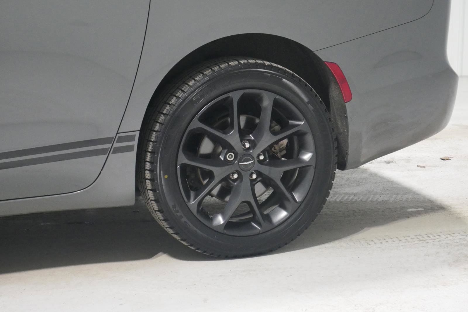 Used 2023 Chrysler Pacifica Touring-L w/ S Appearance Package image 28