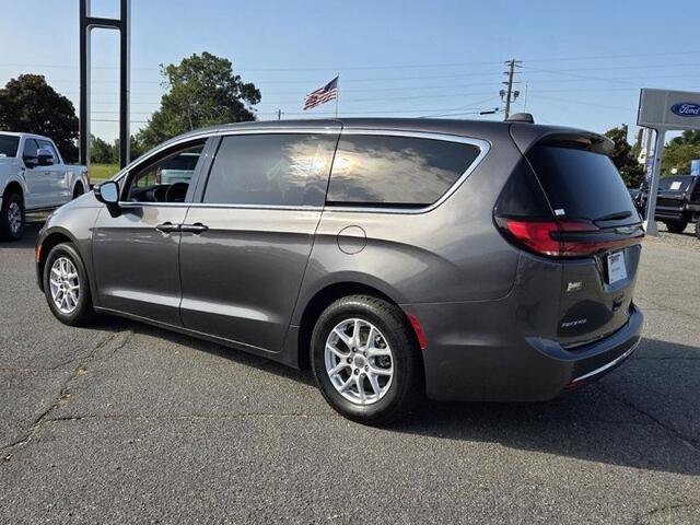 Used 2023 Chrysler Pacifica Touring-L FWD image 10