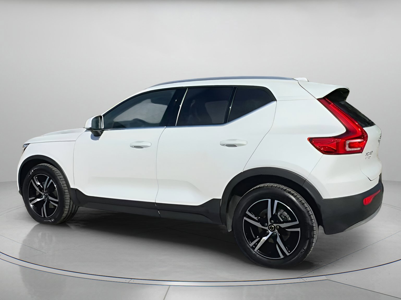 Used 2023 Volvo XC40 B5 Plus image 12