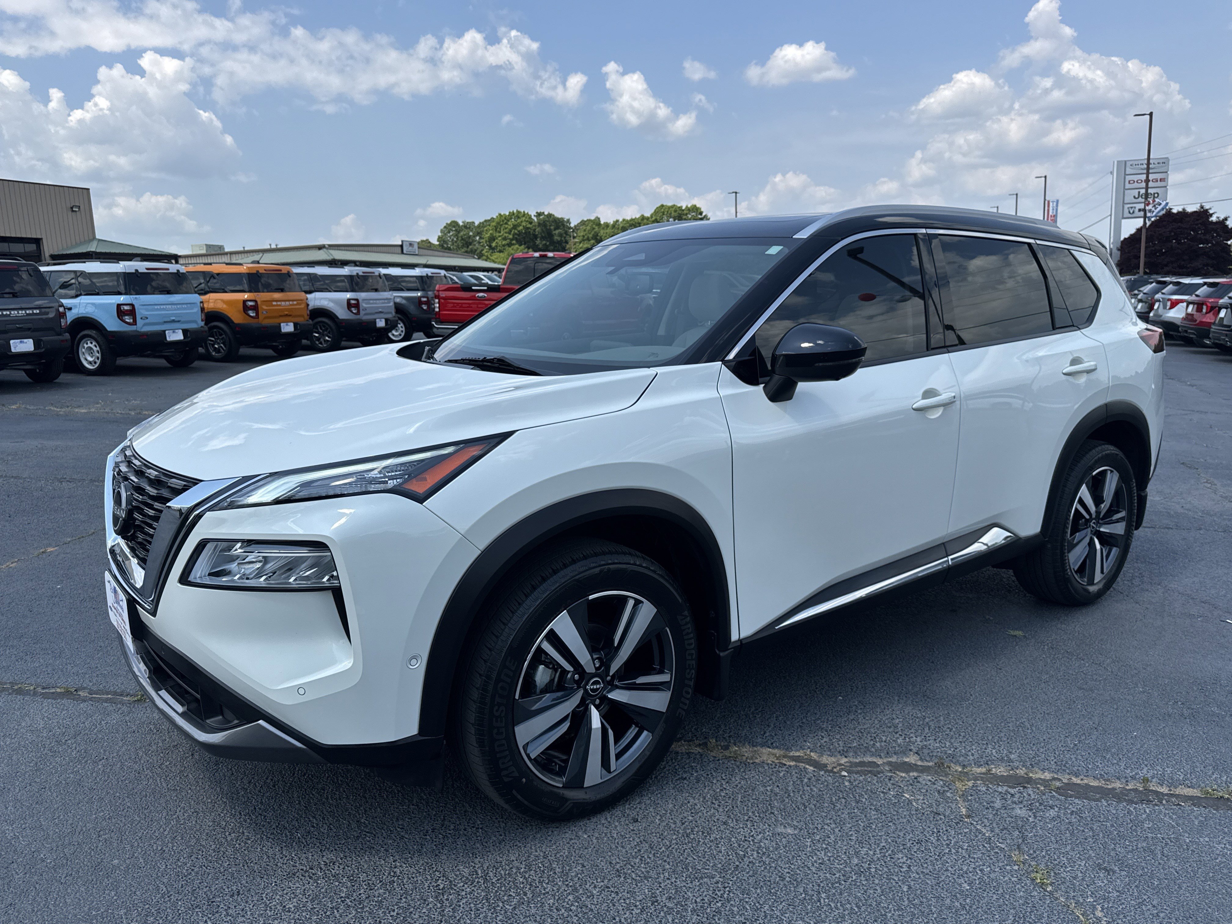 Used 2023 Nissan Rogue SL w/ SL Premium Package FWD image 2