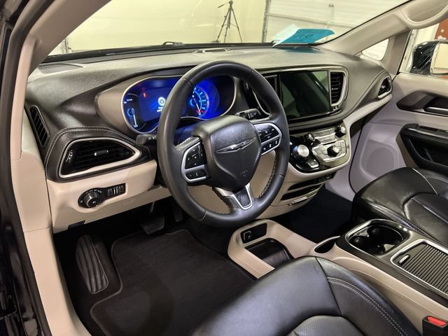 Used 2024 Chrysler Pacifica Limited FWD image 13