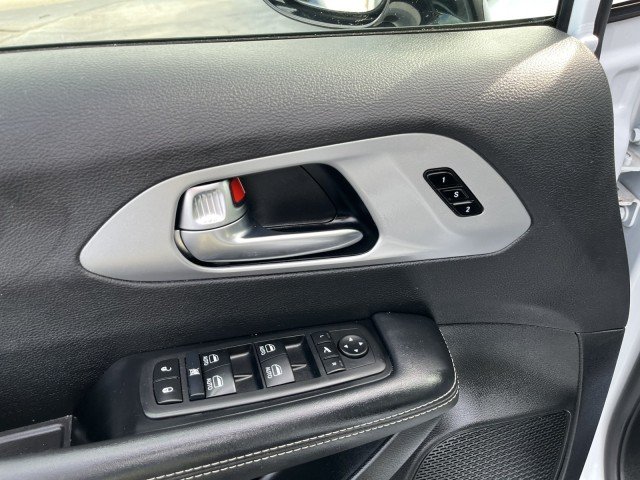 Used 2025 Chrysler Pacifica Limited FWD image 15