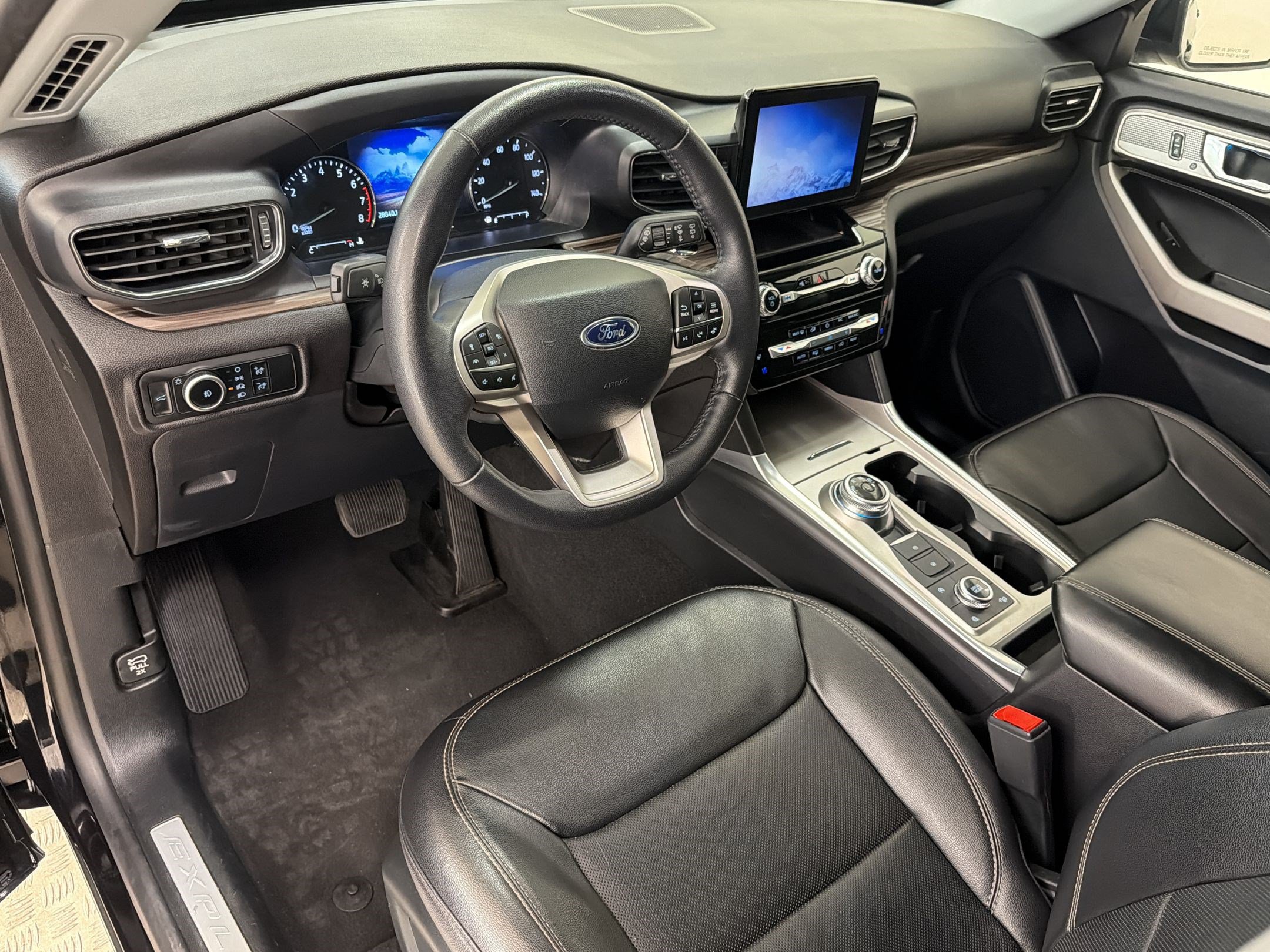 Certified 2024 Ford Explorer Limited AWD/4WD image 4