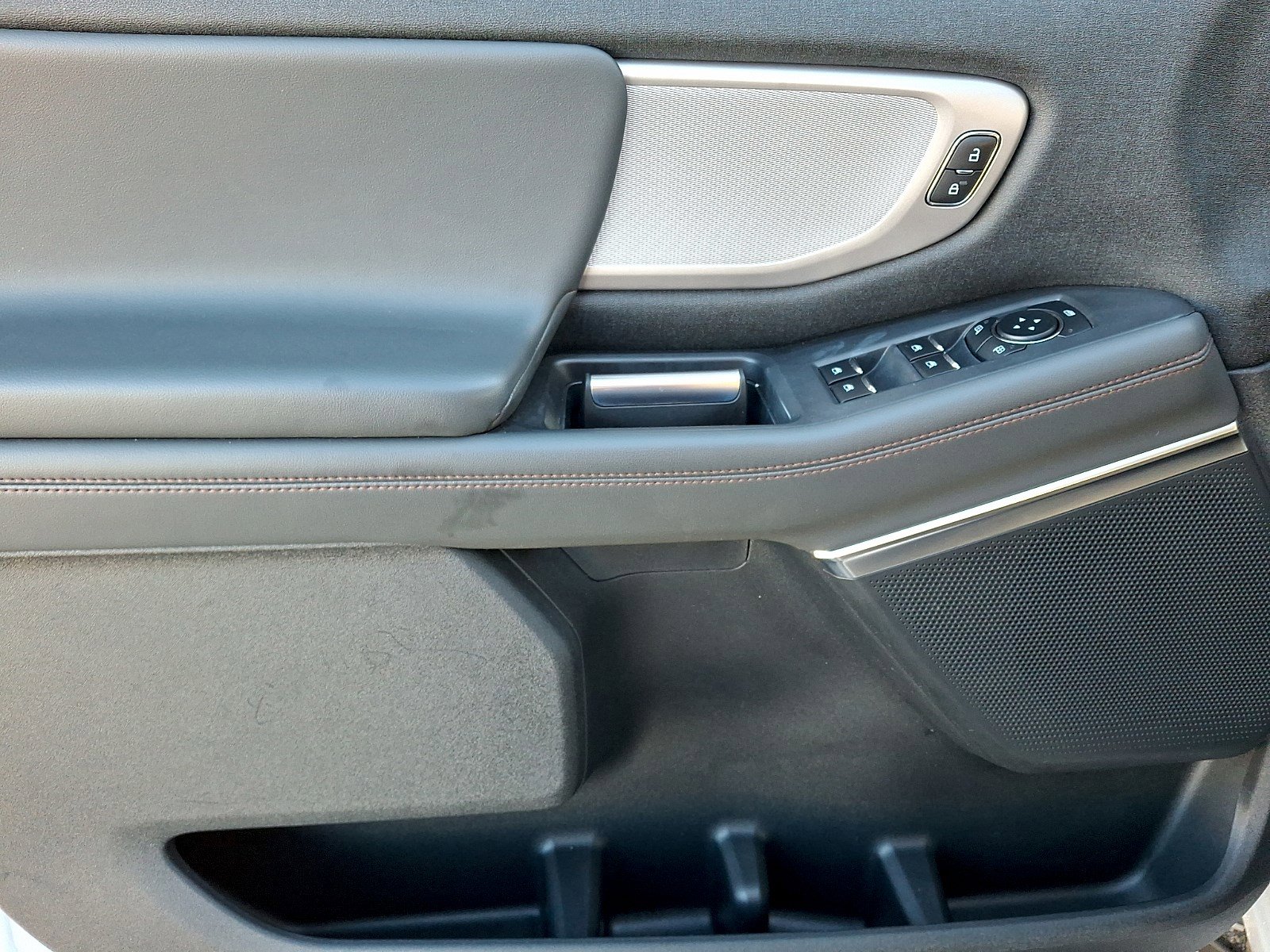 Certified 2025 Ford Expedition Active image 11