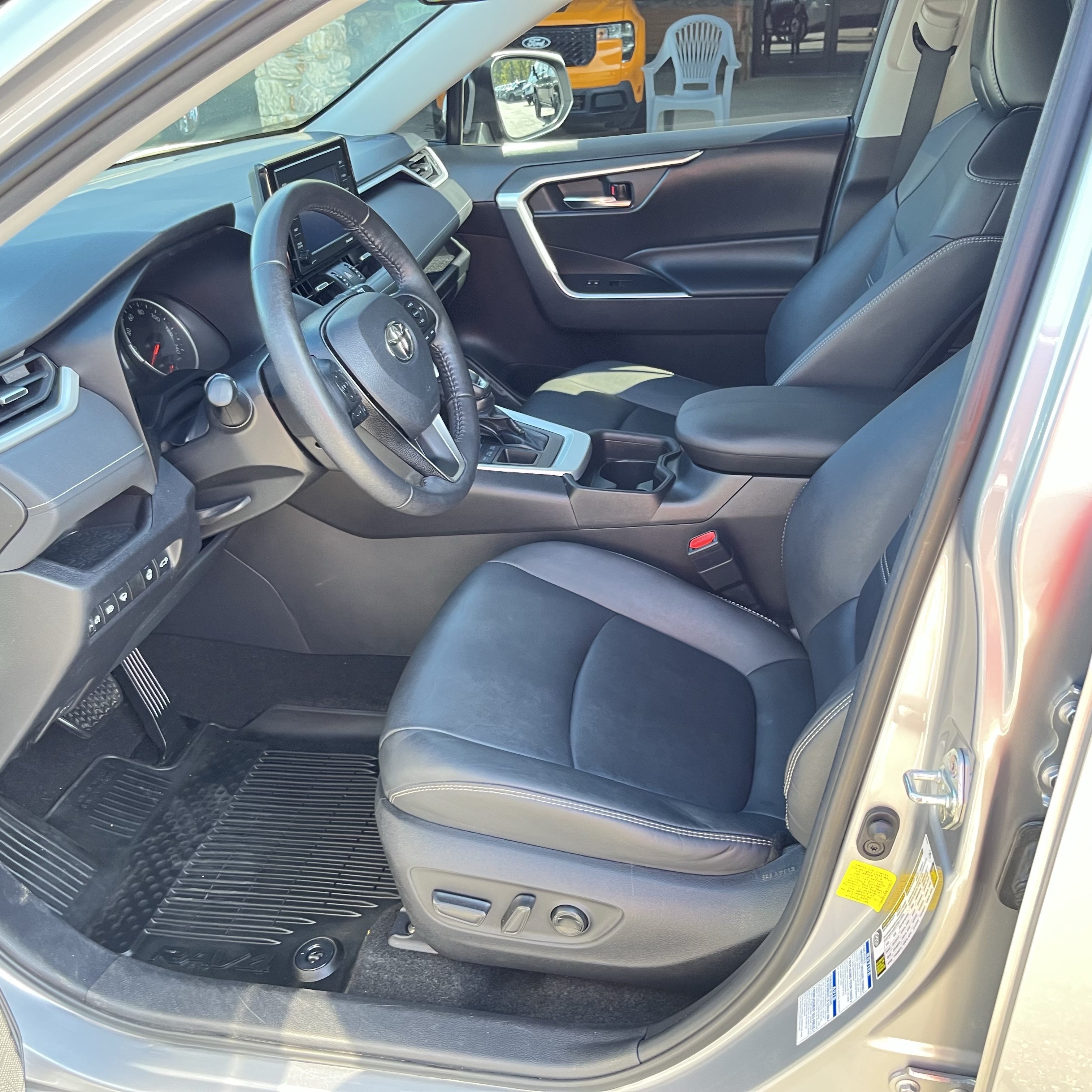 Used 2021 Toyota RAV4 XLE Premium AWD/4WD image 9