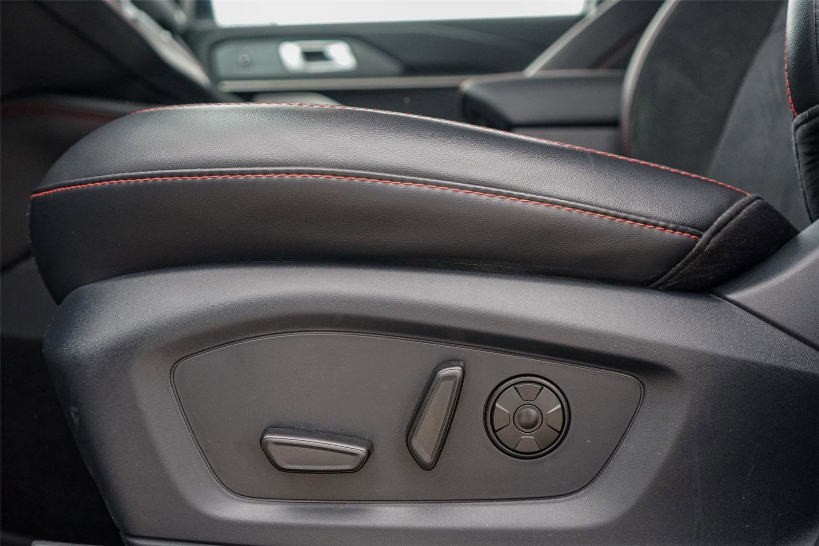Certified 2025 Ford Explorer ST RWD image 21