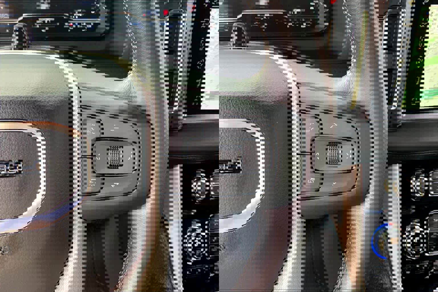 Used 2024 GMC Yukon Denali w/ Advanced Technology Package image 23