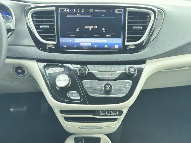 Used 2024 Chrysler Pacifica Touring-L FWD image 27