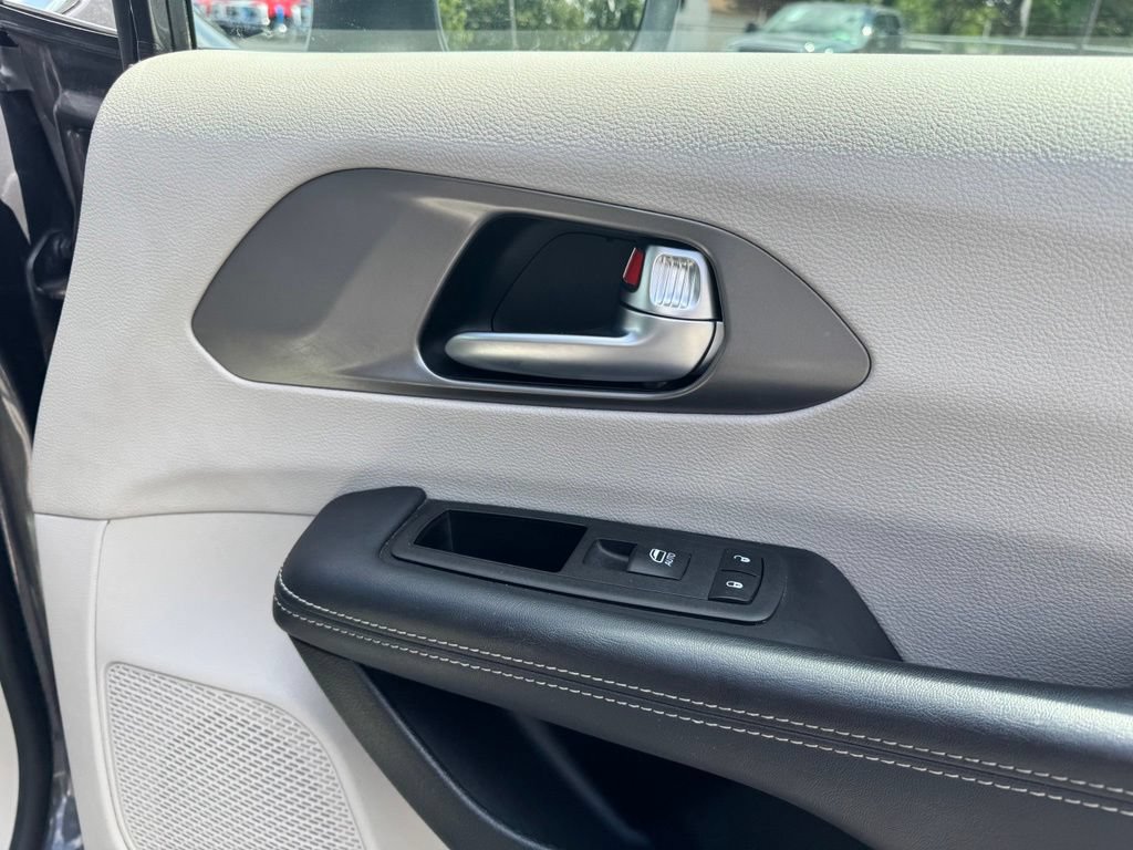 Used 2023 Chrysler Pacifica Touring-L FWD image 15