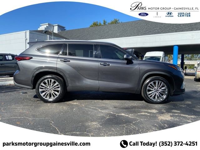 Used 2023 Toyota Highlander Platinum FWD image 3