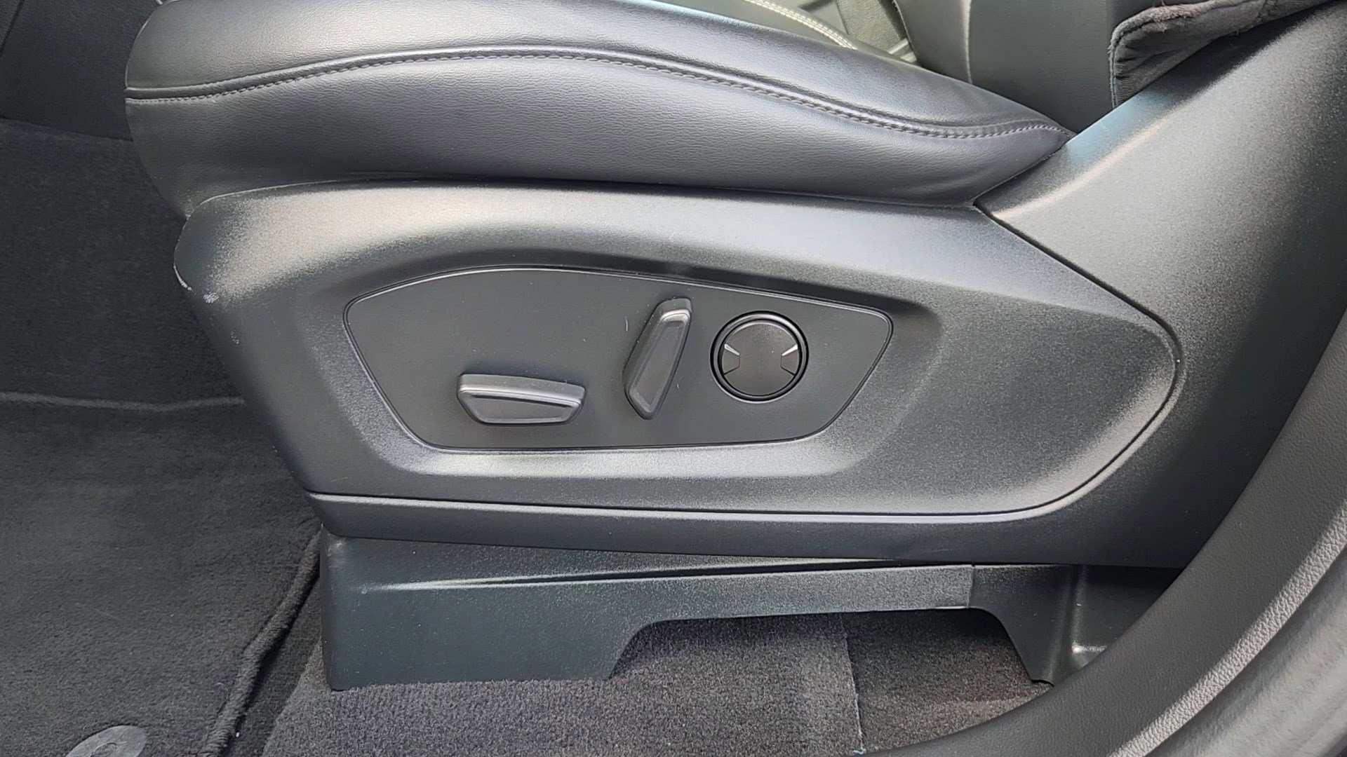 Certified 2024 Ford Explorer XLT w/ Equipment Group 202A image 9