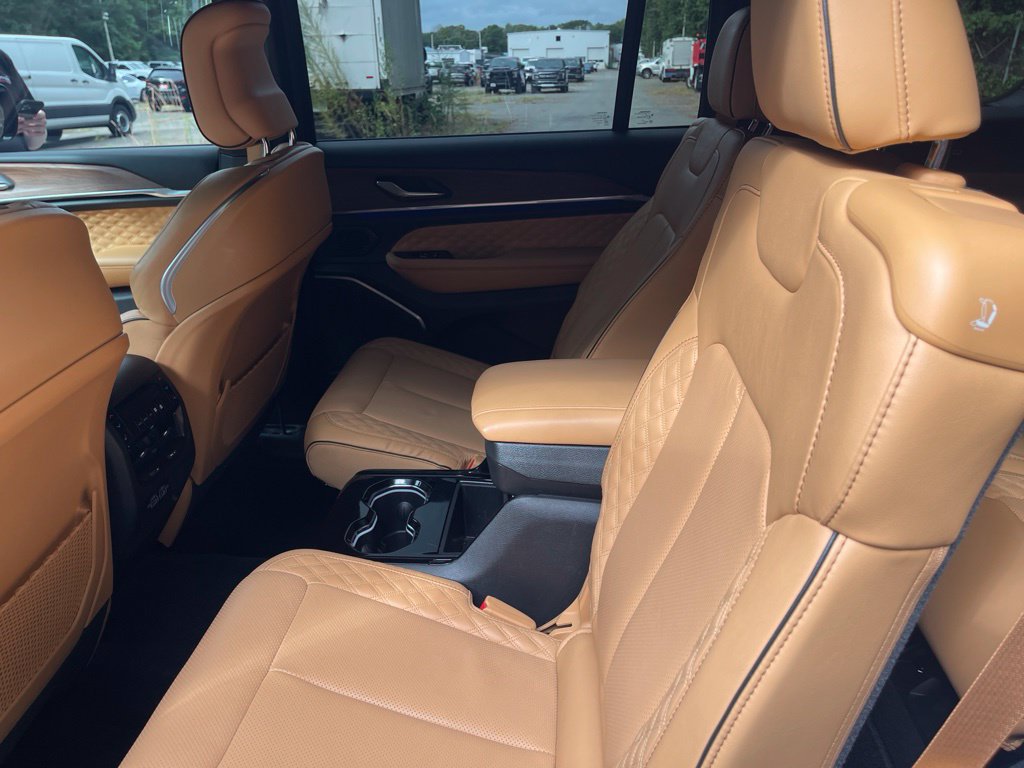 Used 2024 Jeep Grand Cherokee L Summit AWD/4WD image 15
