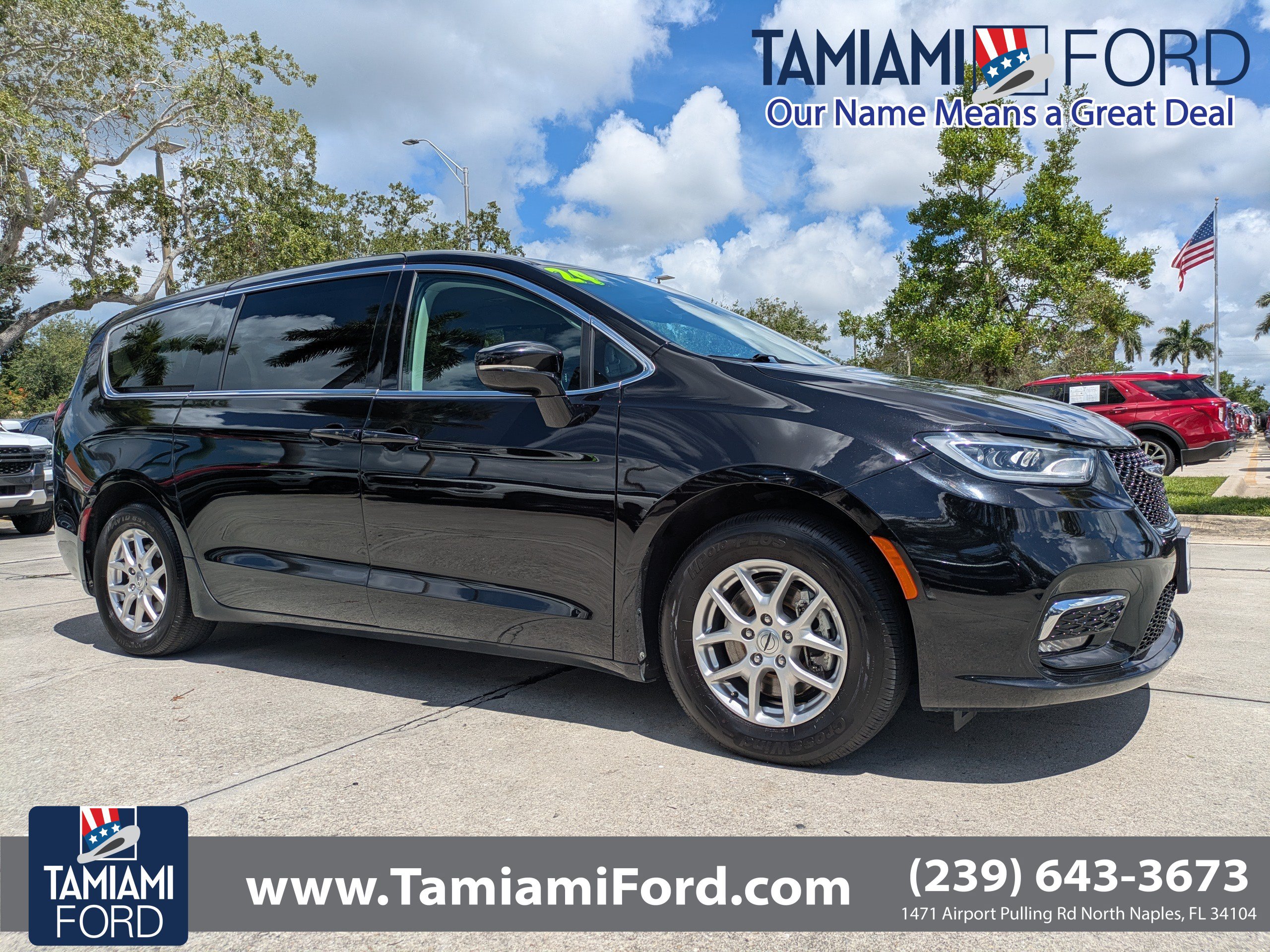 Used 2024 Chrysler Pacifica Touring-L FWD image 1