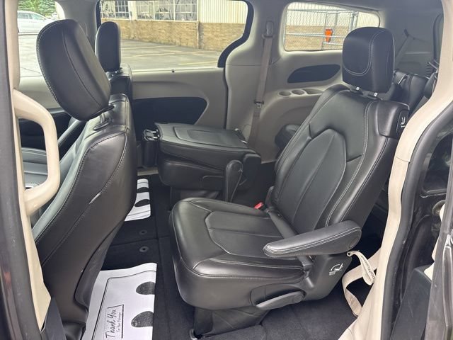 Used 2023 Chrysler Pacifica Touring-L FWD image 10