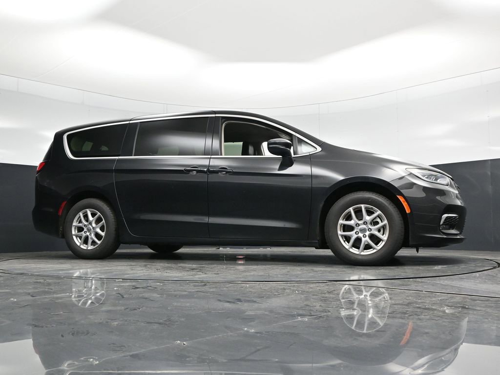 Used 2023 Chrysler Pacifica Touring-L FWD image 55