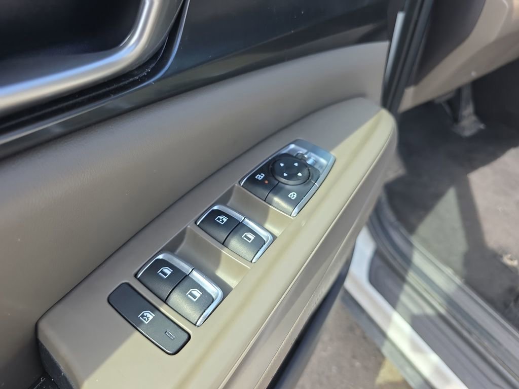 Used 2025 Kia Carnival FWD image 20