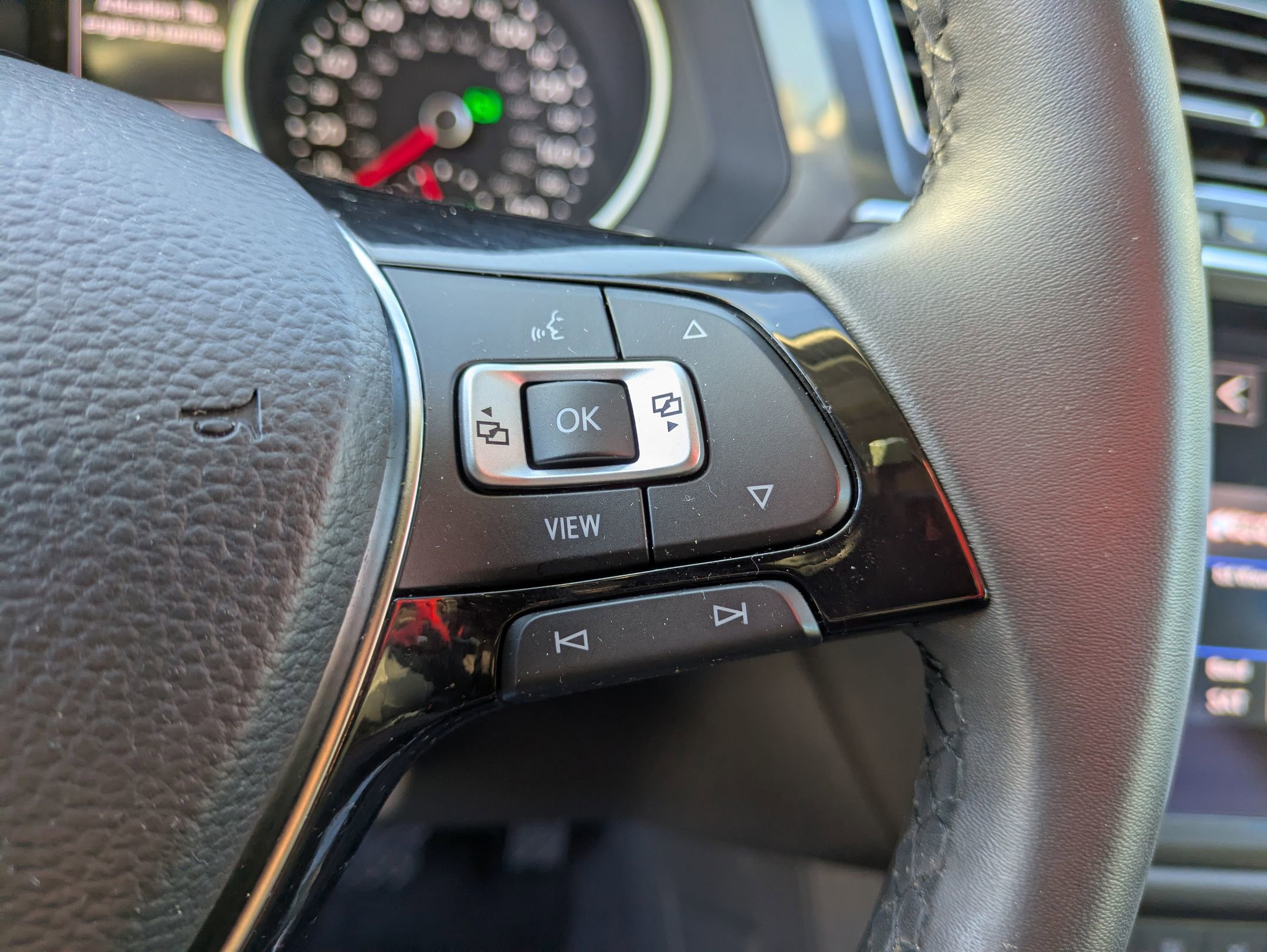 Used 2020 Volkswagen Tiguan SE image 19