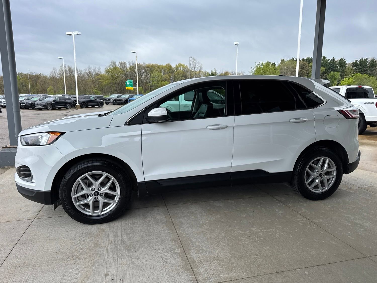 Certified 2024 Ford Edge SEL w/ Convenience Package AWD/4WD image 4