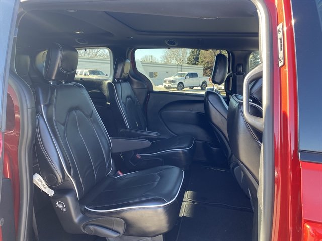 Used 2025 Chrysler Pacifica Limited FWD image 8