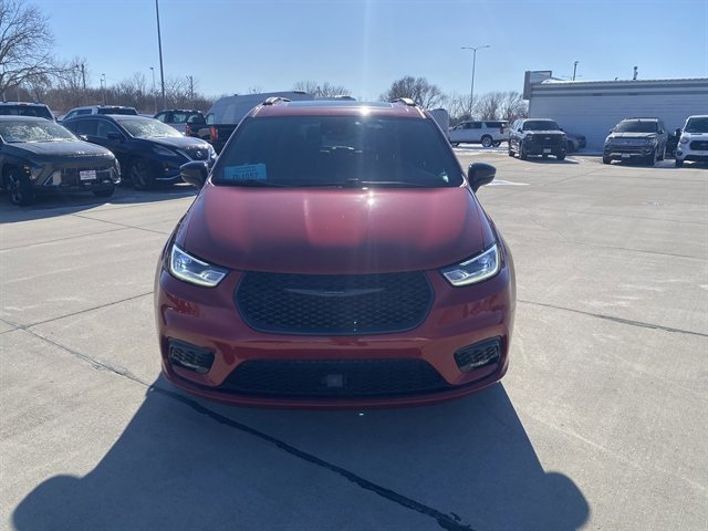 Used 2025 Chrysler Pacifica Limited image 8