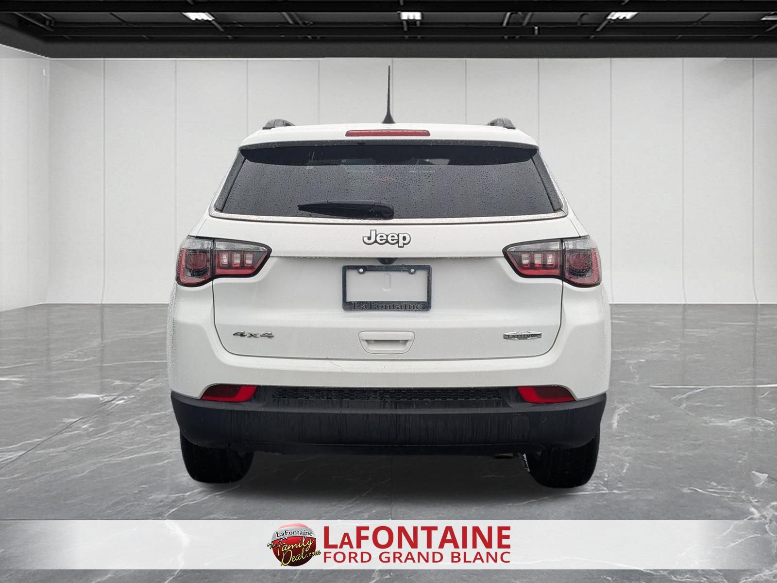 Used 2025 Jeep Compass Latitude w/ Sun & Sound Group AWD/4WD image 4