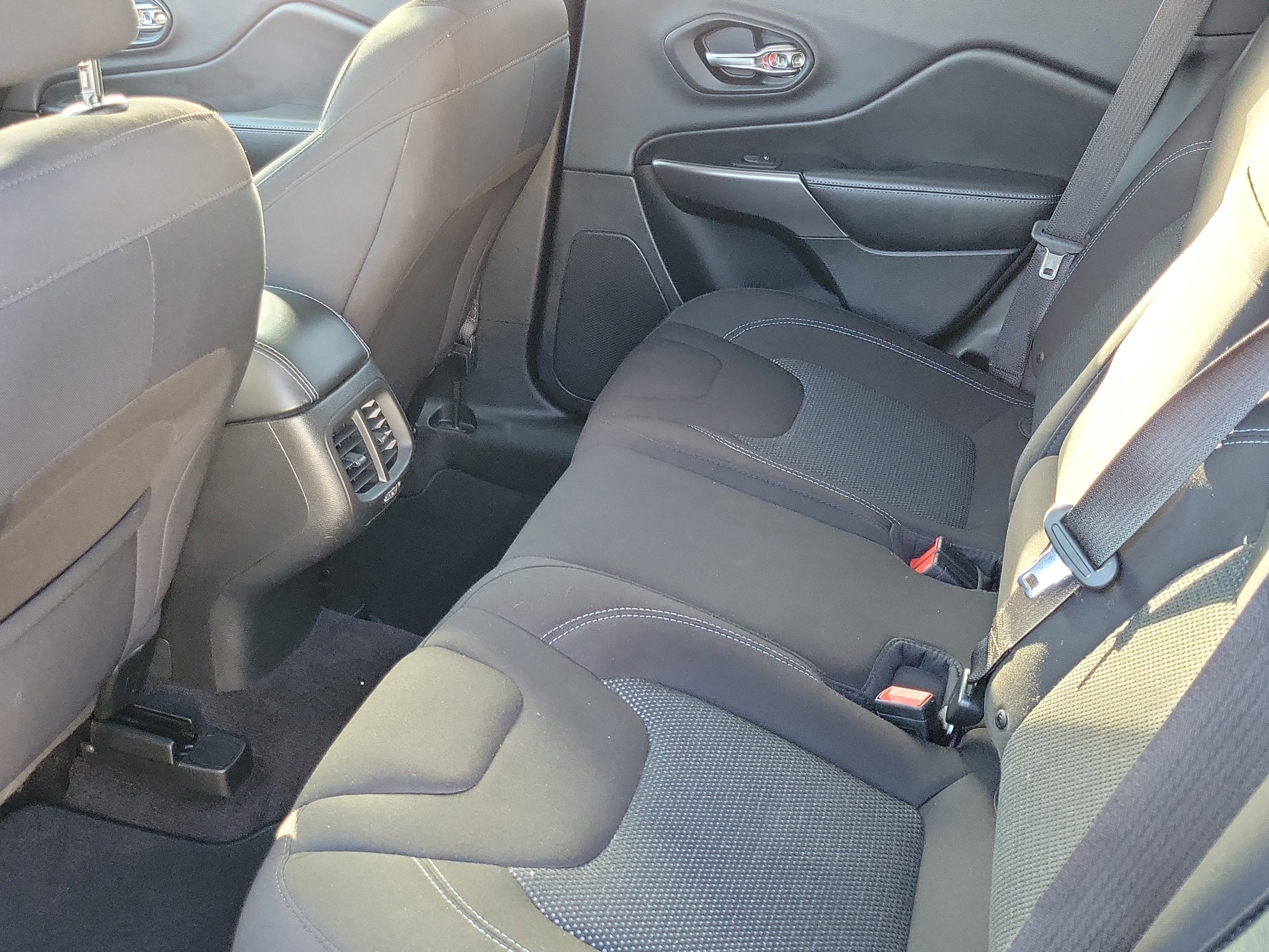 Used 2019 Jeep Cherokee Latitude w/ Popular Appearance Group image 12