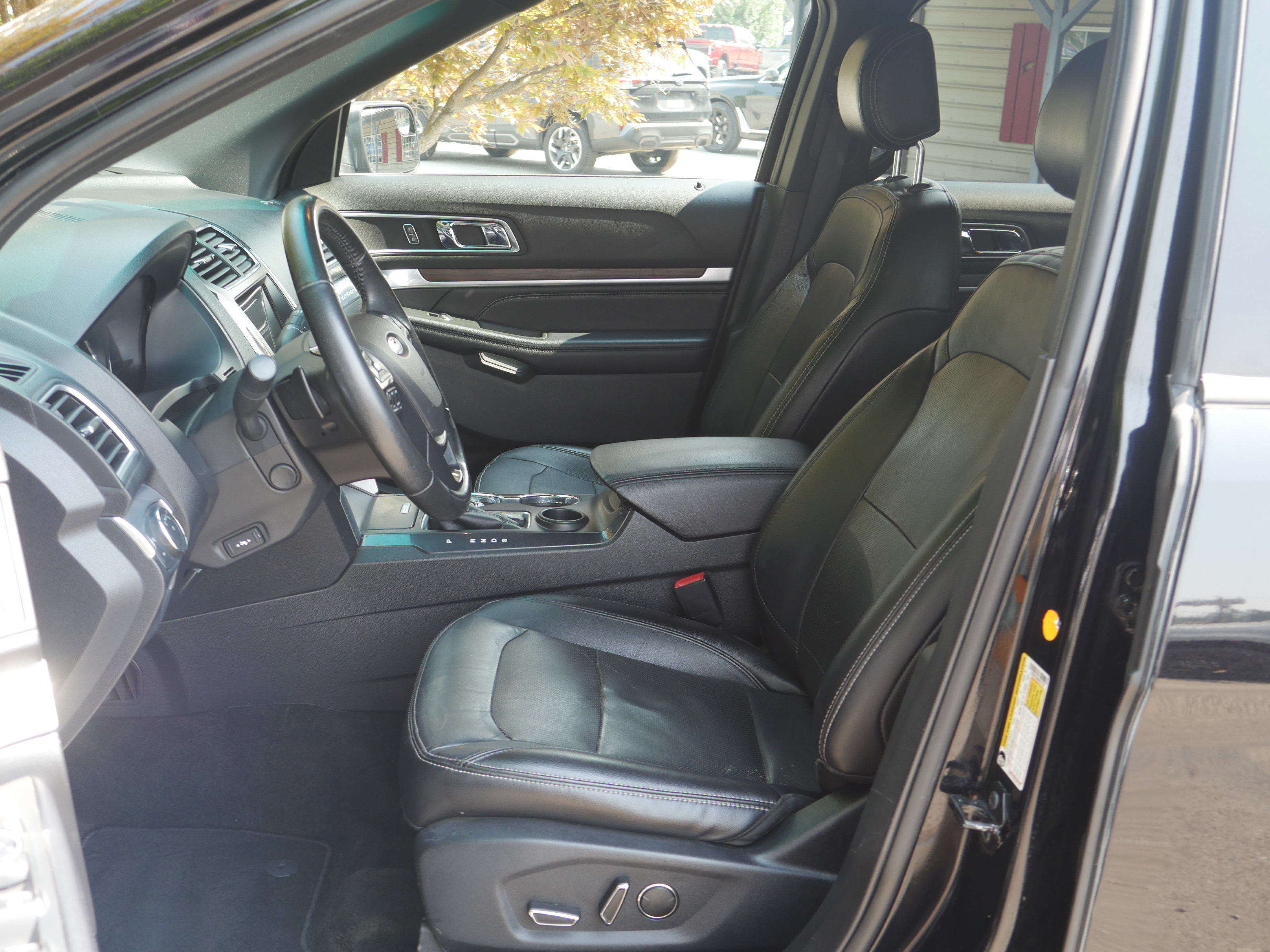 Certified 2017 Ford Explorer Limited FWD image 3