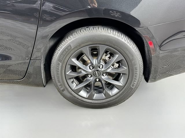 Used 2021 Chrysler Pacifica Touring w/ S Appearance Package image 35