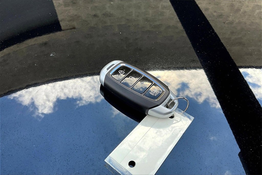 Used 2023 Hyundai Venue Limited image 12