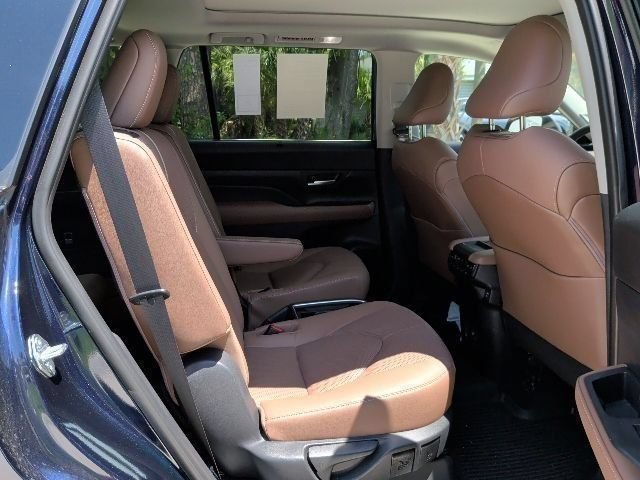 Used 2025 Toyota Grand Highlander AWD image 18