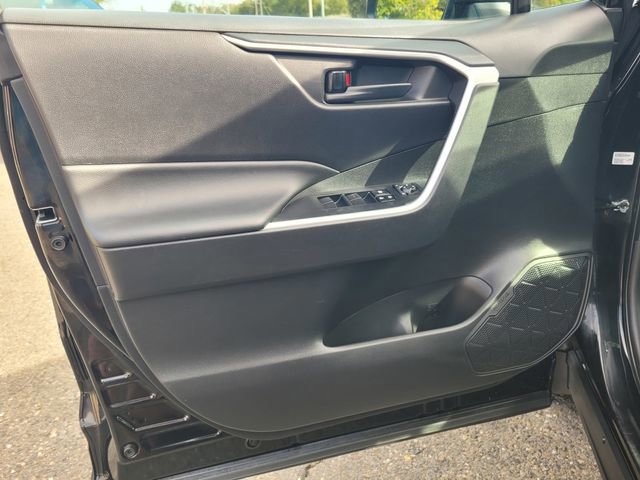 Used 2022 Toyota RAV4 LE image 16