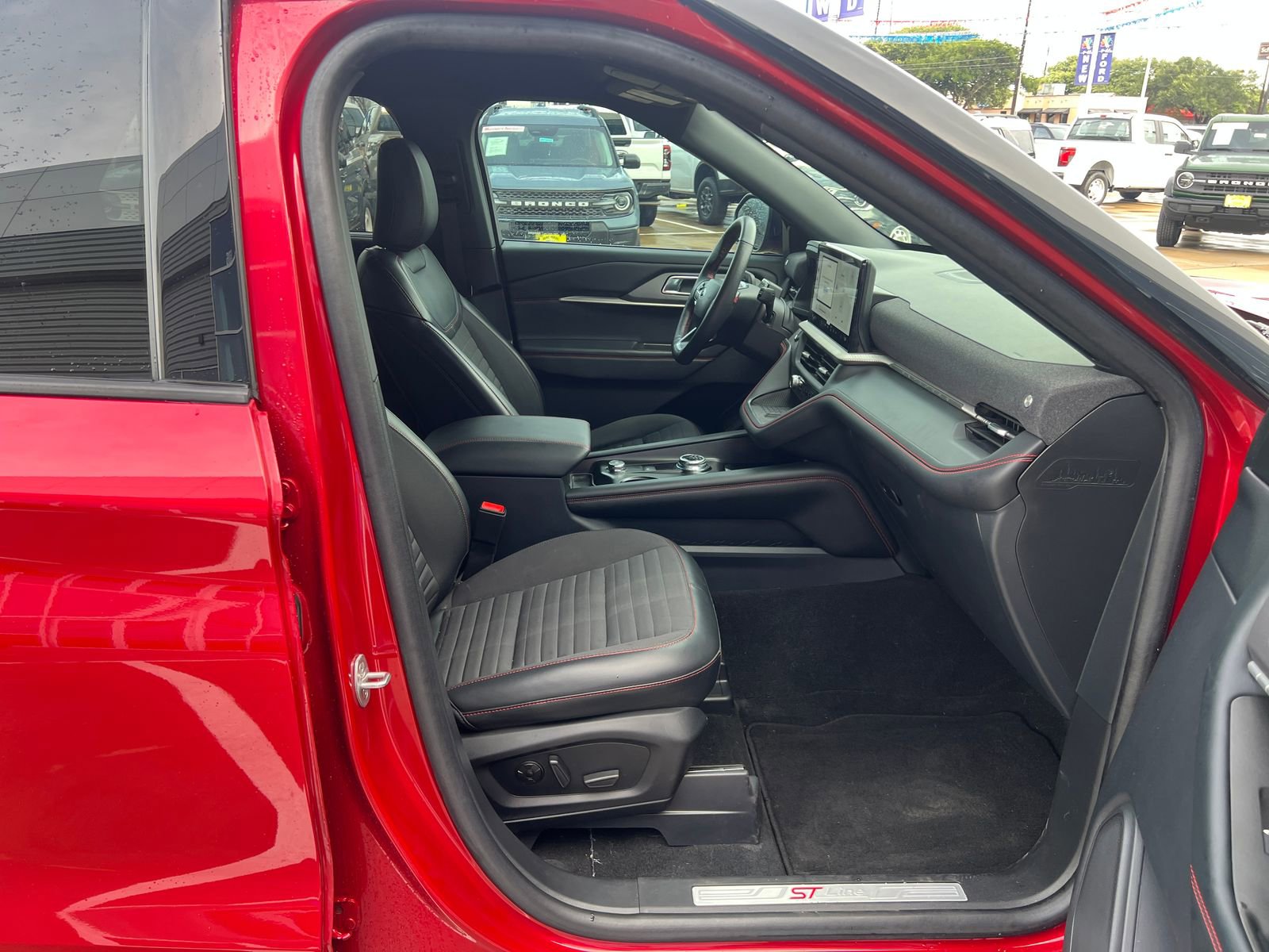 Certified 2025 Ford Explorer ST-Line w/ Premium Package RWD image 16