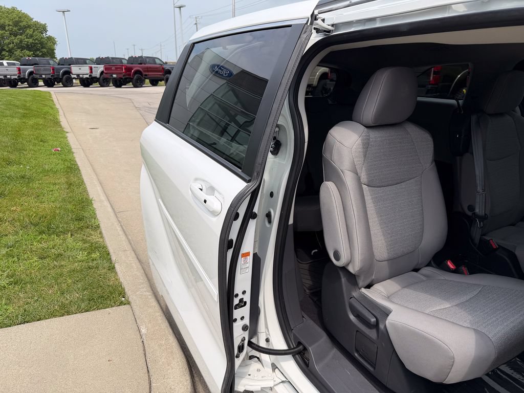 Used 2023 Toyota Sienna LE w/ LE Plus Package FWD image 21