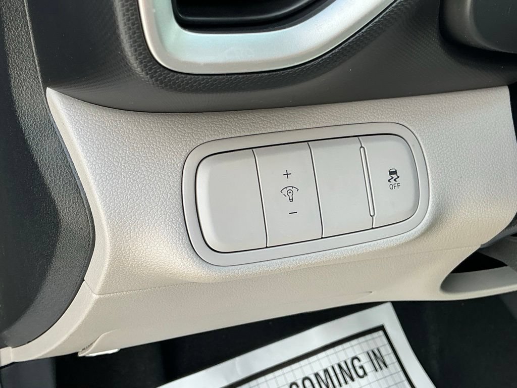 Used 2025 Hyundai Venue SEL FWD image 31