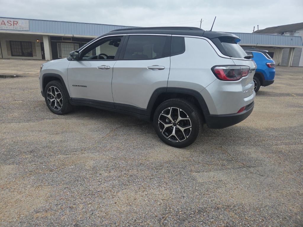 Used 2026 Jeep Compass Limited AWD/4WD image 9