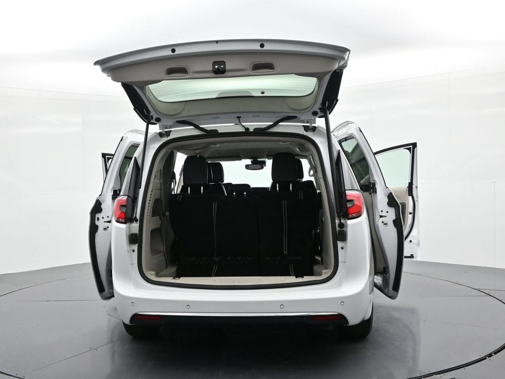 Used 2024 Chrysler Pacifica Touring-L FWD image 28