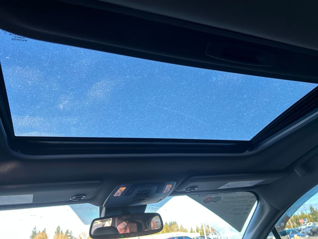 Used 2023 Toyota Sienna XSE image 30