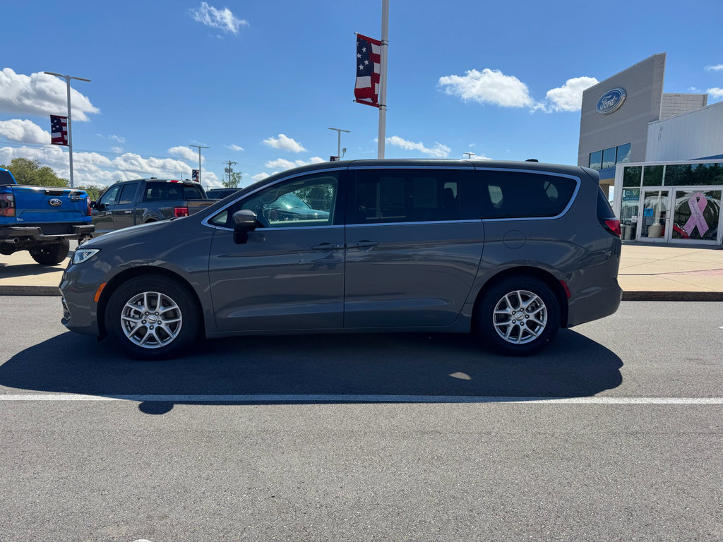 Used 2023 Chrysler Pacifica Touring-L FWD image 5